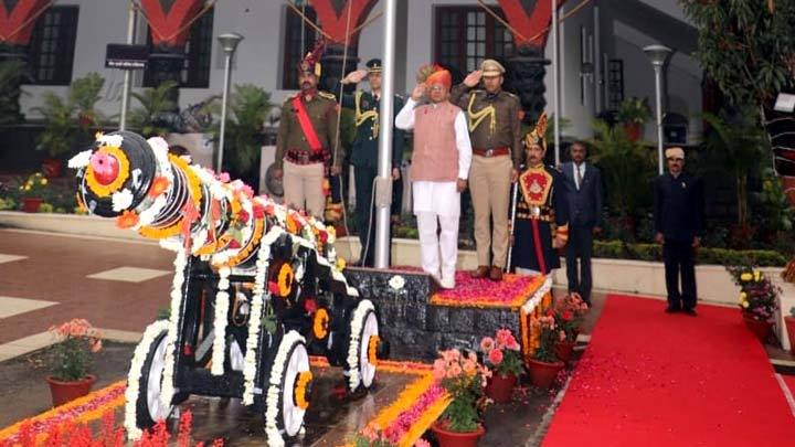 राज्यपाल श्री पटेल ने गणतंत्र दिवस पर राजभवन में ध्वज फहराया